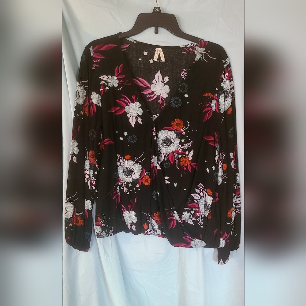 EUC - Mudd, Size XL, Long Sleeve, Floral, cross Front, V-neck Blouse